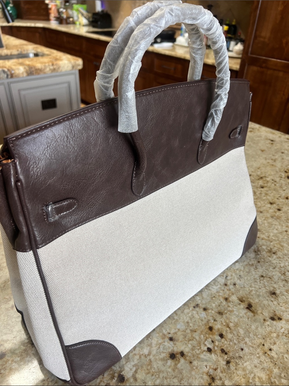 VELANTRA WEEKENDER BAG NWT, includes strap - Picture 4 of 12
